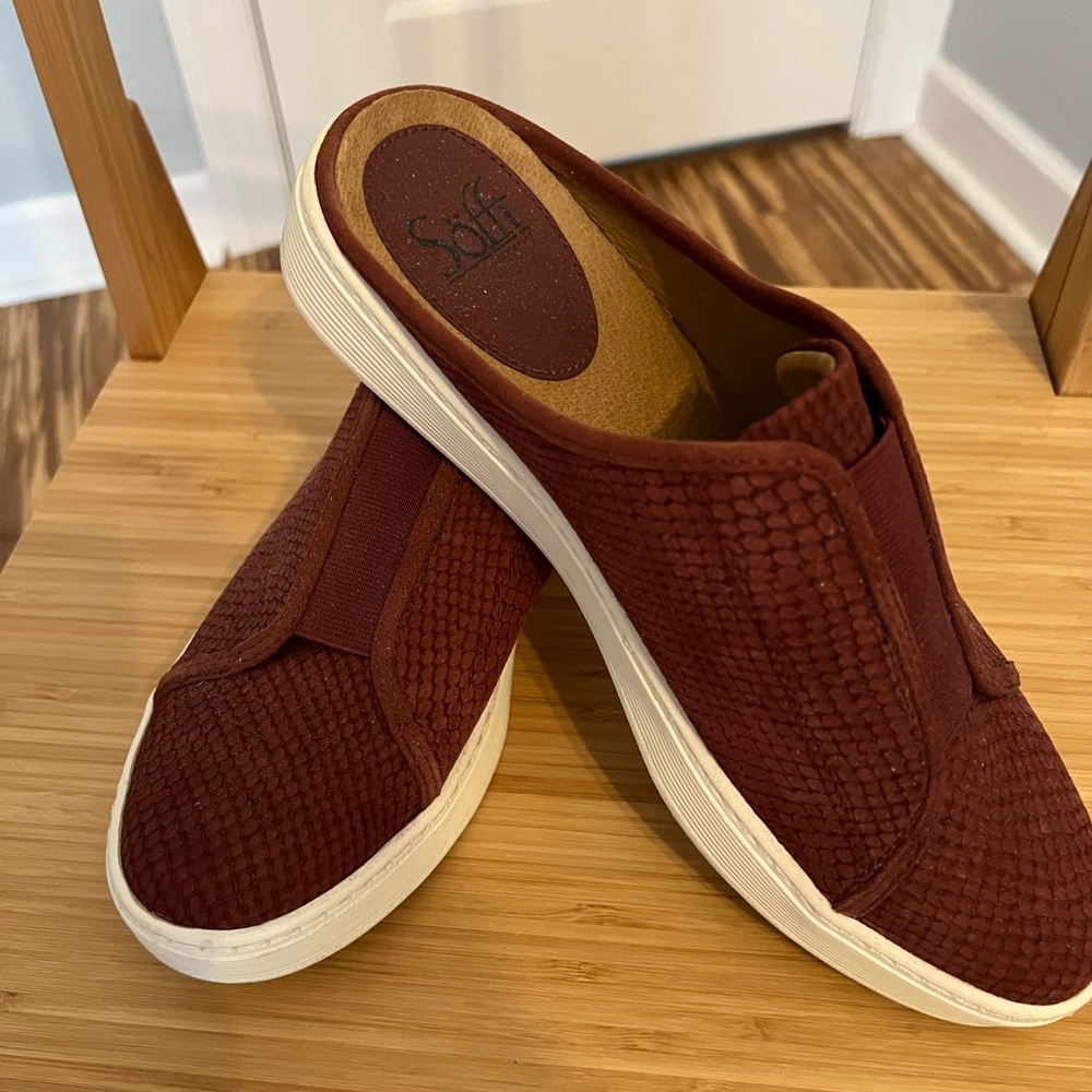 Sofft woman’s rust Brown Slip-On Shoes size 9